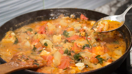 Frühlingshafter Eintopf mit grünen Bohnen, Erbsen, Spargel und jungem Spinat