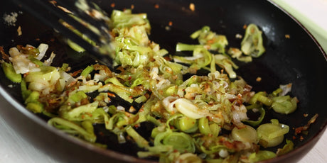 Gebratener Porree mit Parmesan und Knoblauch