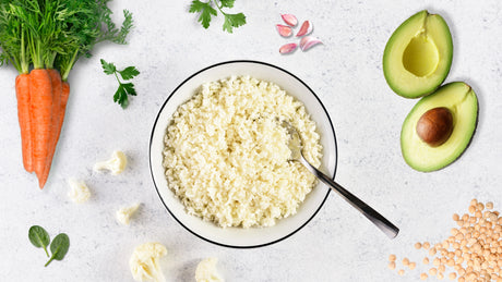 Blumenkohlreis-Bowl mit Avocado, Kichererbsen und jungem Blattspinat