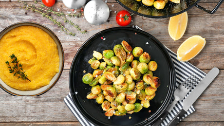 Gebratener Rosenkohl mit Honig-Balsamico-Glasur und Parmesan-Polenta